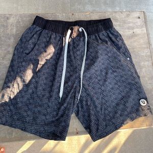 Vuori Kore short 7.5’ inseam with liner, M